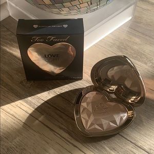 Too Faced LOVE LIGHT highlighter